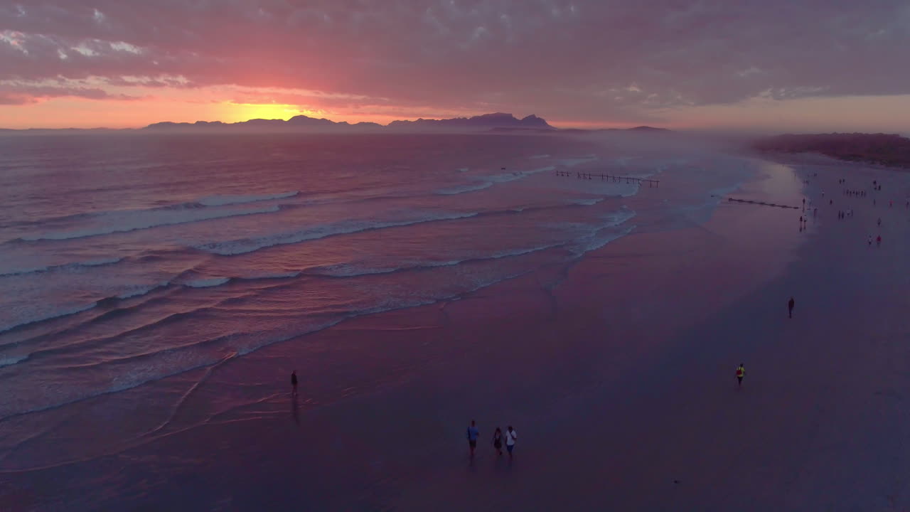 y la puesta de sol profunda, como el océano oscuro