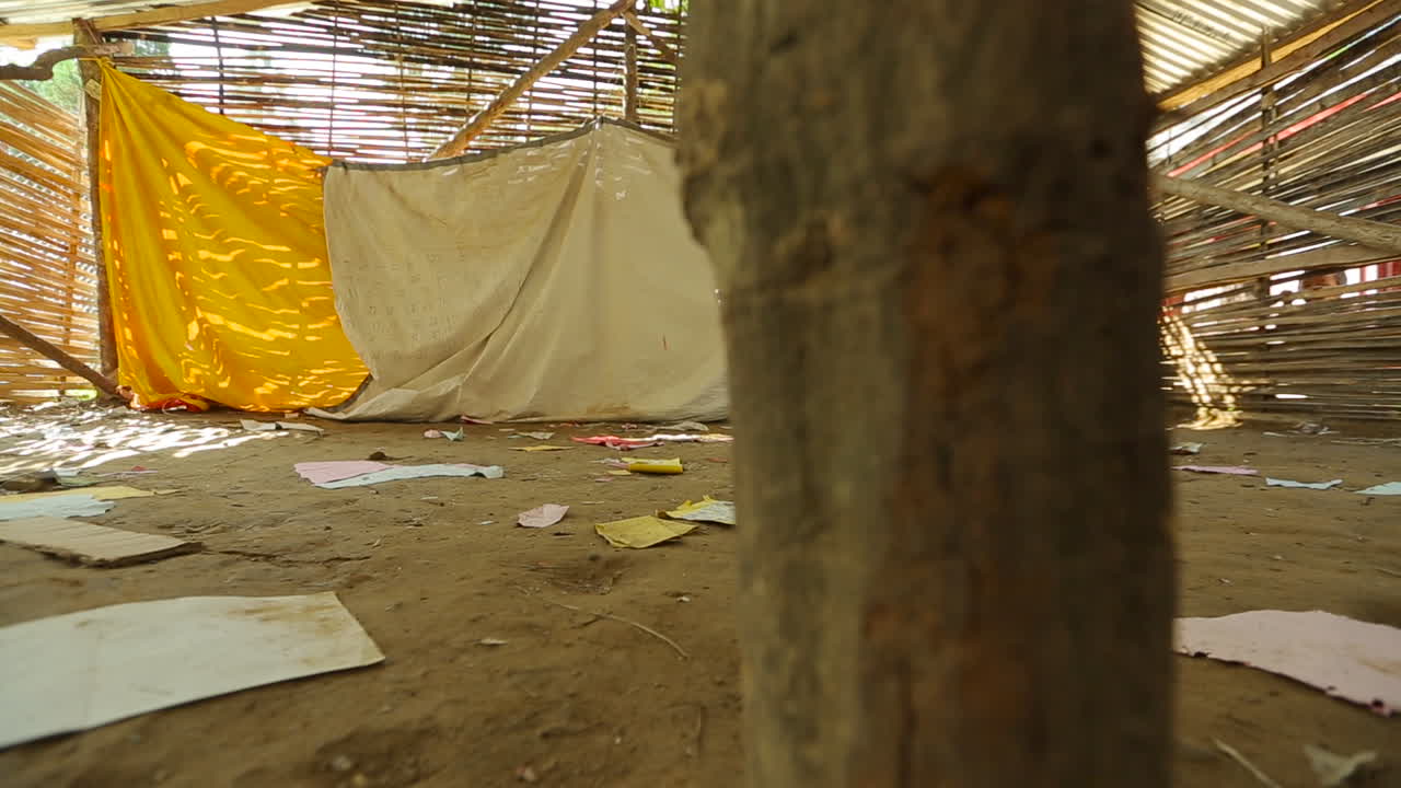 2015년 4월 네팔 지진 이후 폐허가 된 집 내부를 통해 이동하는 장면 1