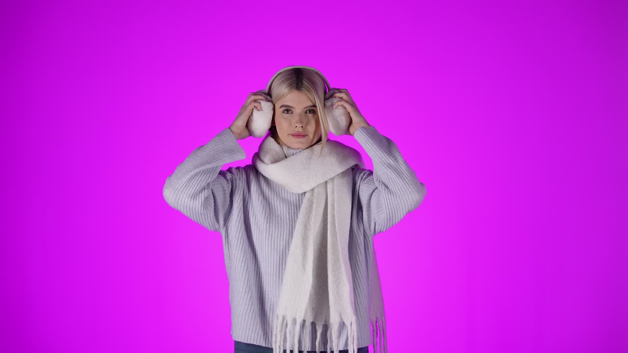 Adorabile donna polacca indossa paraorecchie bianchi e soffici per riscaldarsi in inverno.