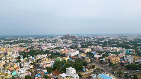 Paisaje-Urbano-Indio-Densamente-Poblado-De-Tiruchirappalli-Con-Arquitectura-Diversa-Al-Atardecer-Y-El-Fuerte-De-Roca-Malaikottai-Al-Fondo