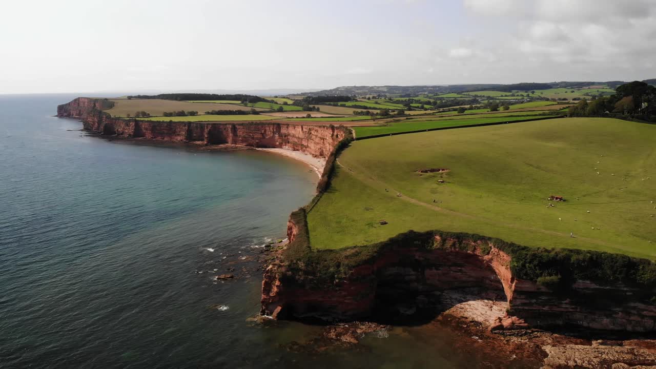 vista aérea de los pintorescos acantilados costeros ingleses entre sidmouth y budleigh salterton