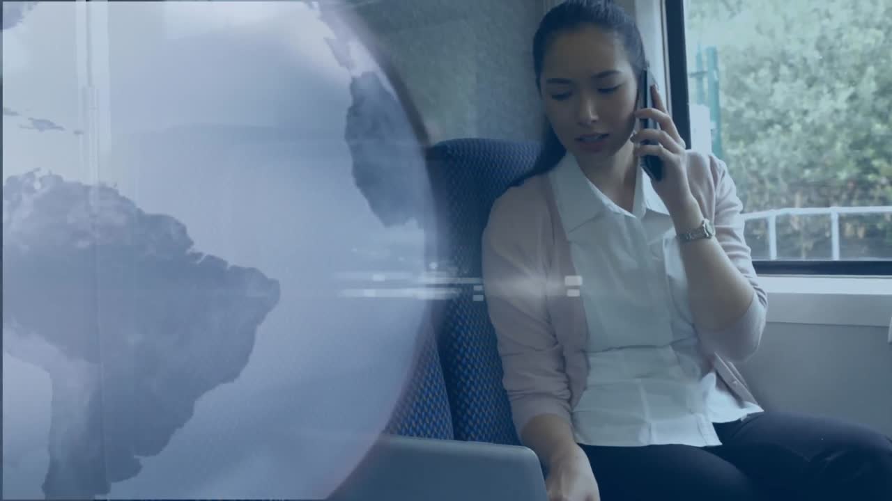 animación de un globo gris sobre una mujer de negocios en un tren usando una computadora portátil y un teléfono inteligente