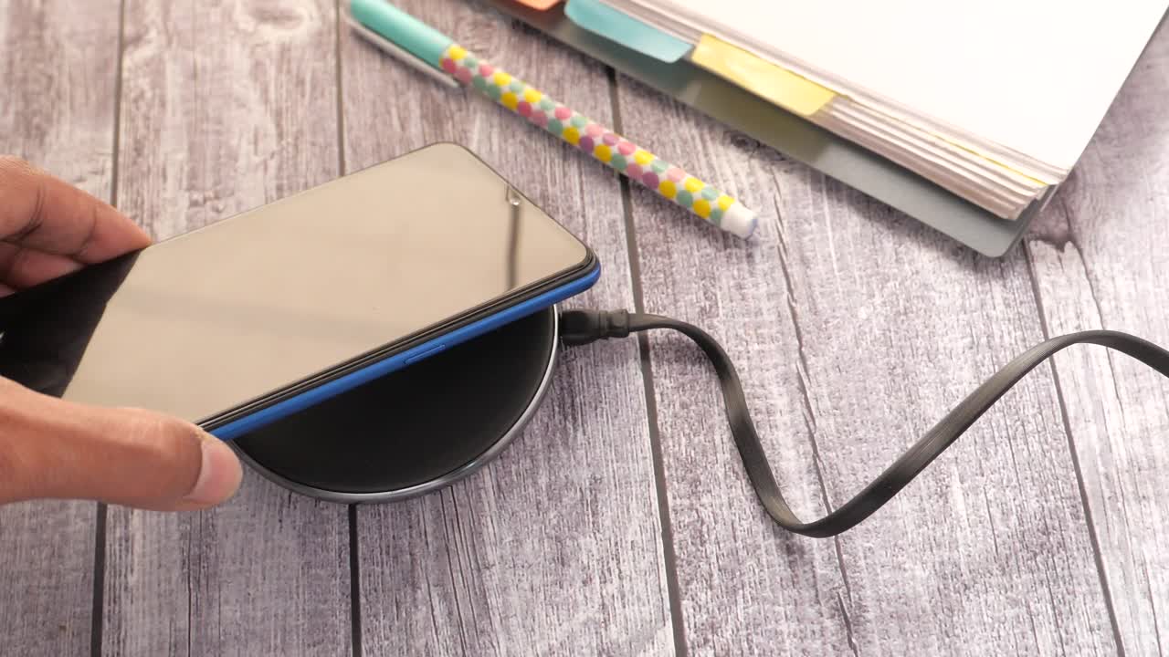 스마트폰과 함께 무선 충전 패드