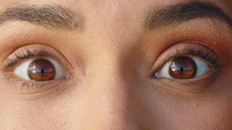 macro de cerca ojos marrones abriéndose mirando asombrado parpadeando concepto de visión saludable