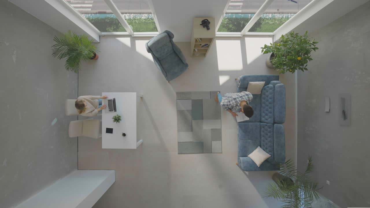 hombre y mujer en una habitación de diseño moderno