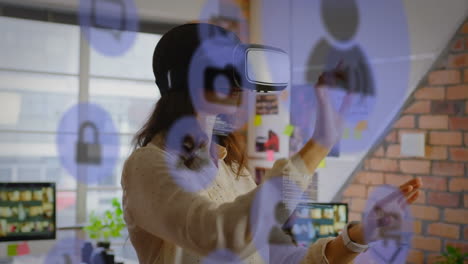 animación de iconos de redes sociales y procesamiento de datos sobre mujer biracial que usa auriculares vr