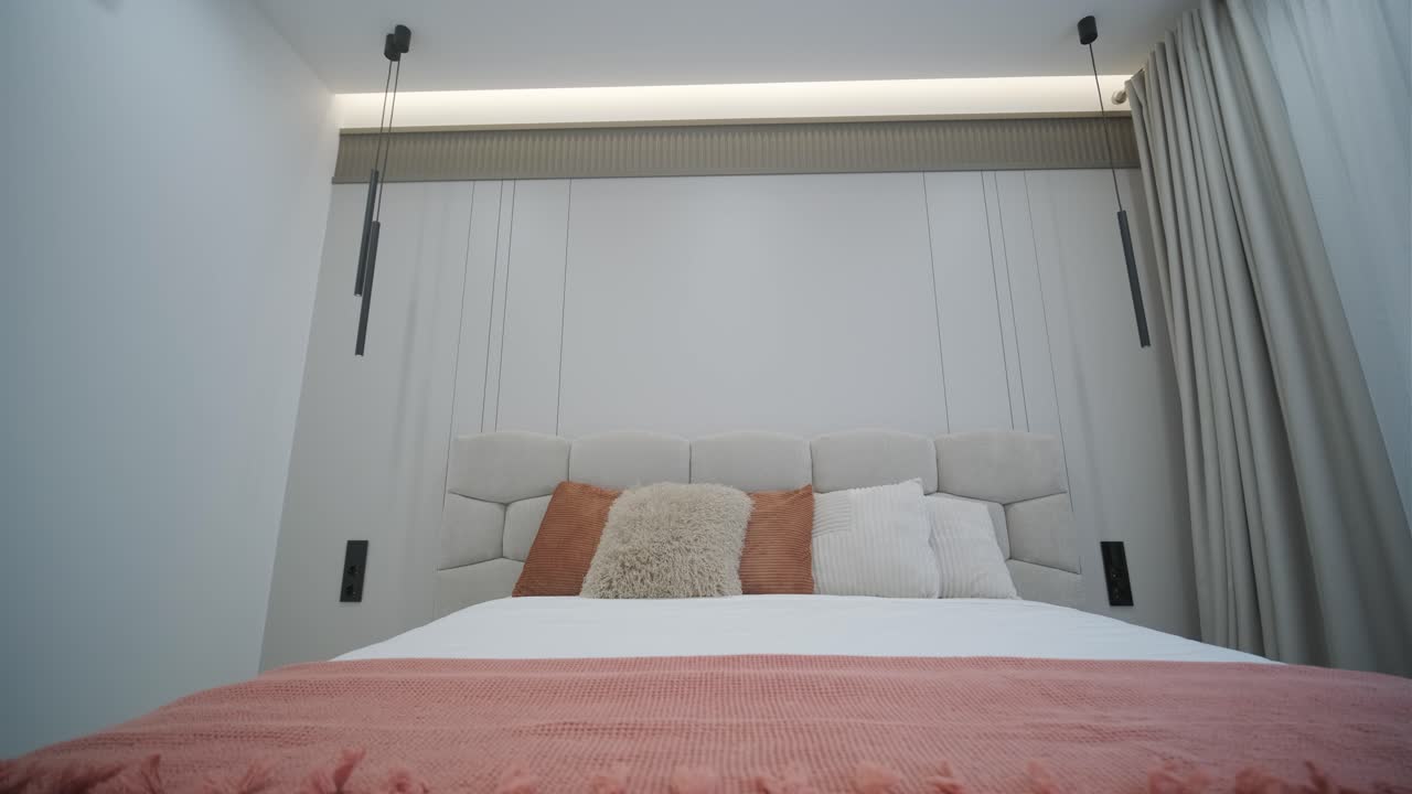 아한 침실 세부 사항과 세련된 텍스처 베개