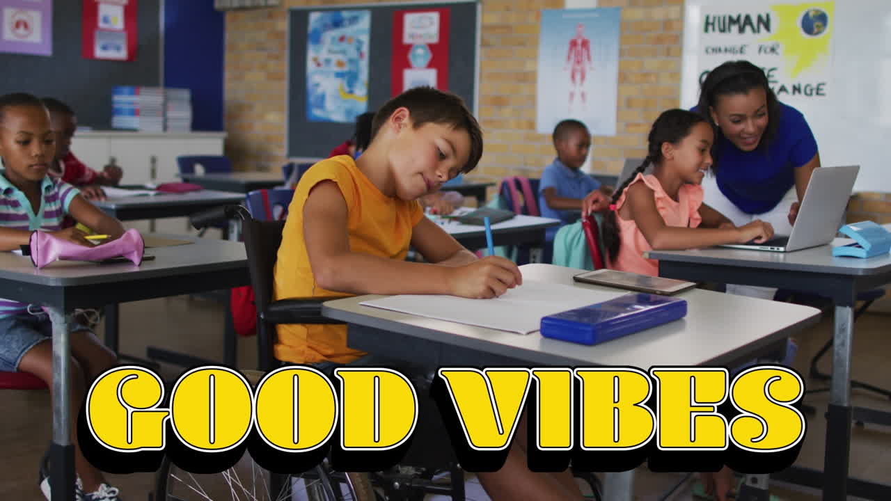 학교 학생 들 이 배우는 두 인종 교사 를 통해 좋은 감동 을 주는 텍스트 의 애니메이션