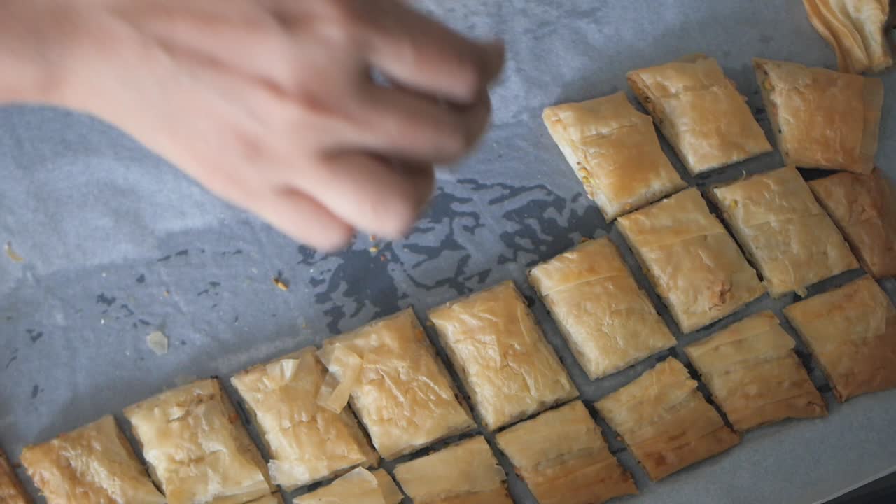 Preparazione di quadrati di pasta sfoglia al forno