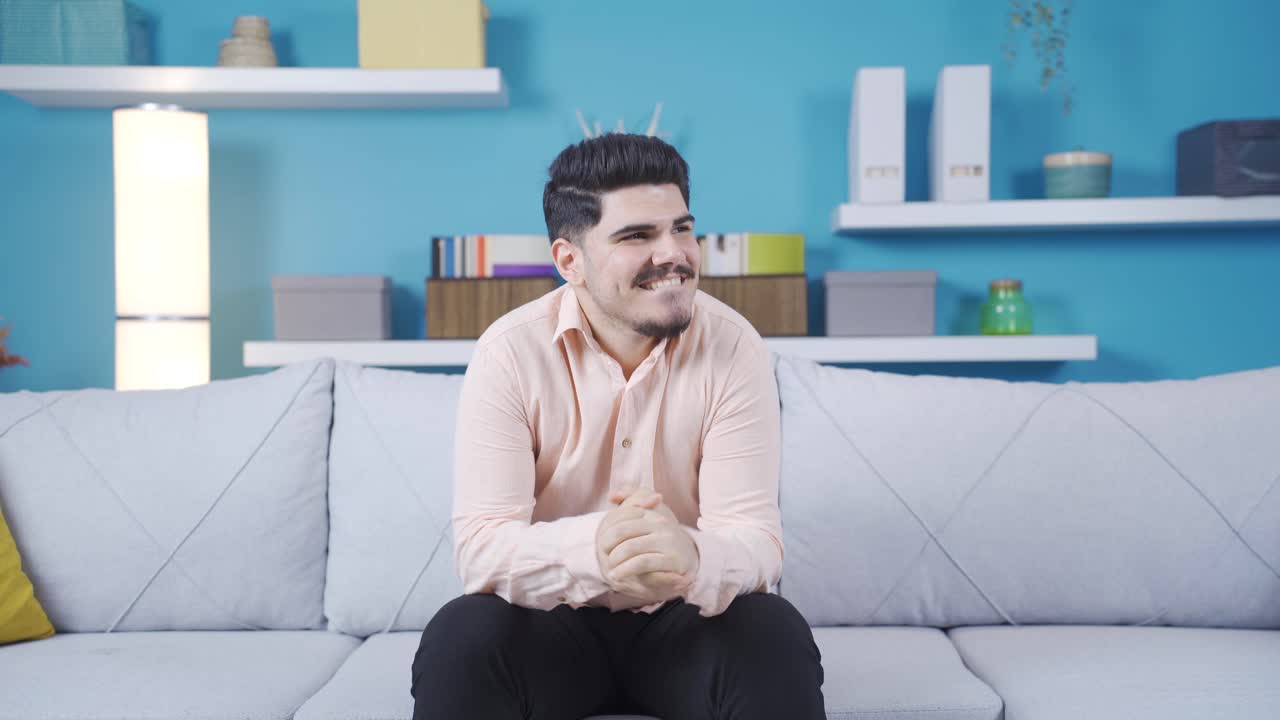 Giovane uomo positivo e allegro felice a casa
