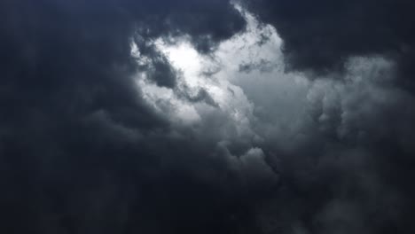 punto de vista tormenta dentro de nubes cumulonimbus oscuras