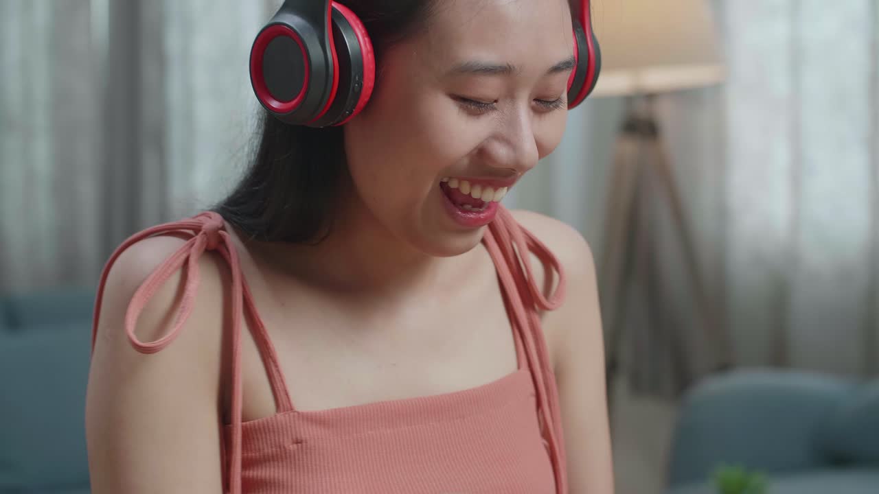 음악과 비디오 통화를 즐기는 젊은 여성