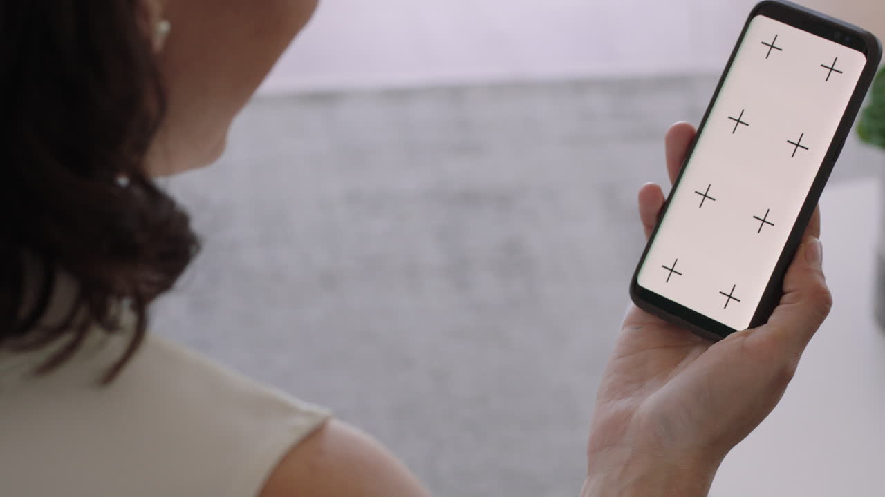mujer joven usando un teléfono inteligente teniendo una videochat agitando la mano en la pantalla verde disfrutando de charlar en el teléfono móvil pantalla de tecla croma orientación vertical