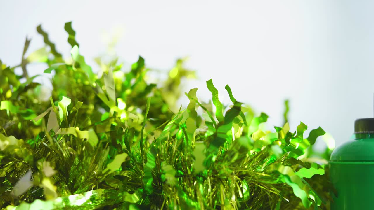 арабский фонарь и лента кетупат на зеленом фоне