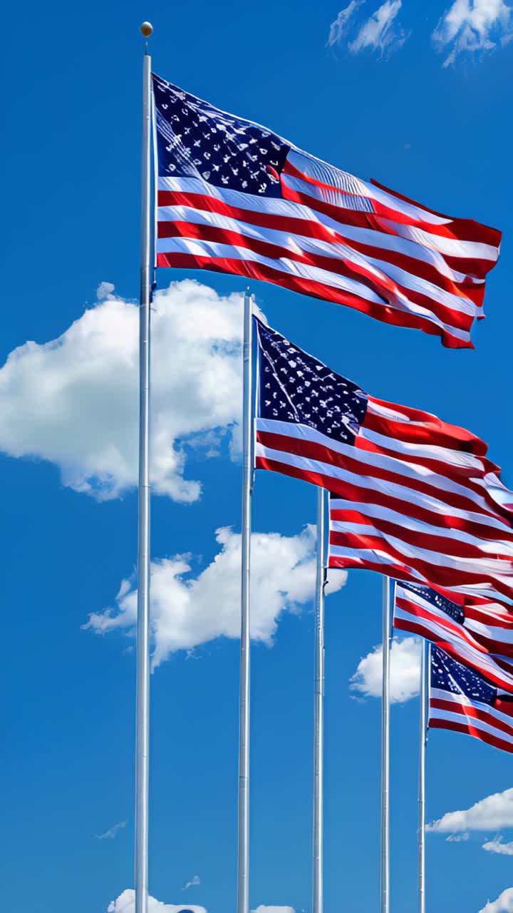 Bandiera americana che sventola al vento su sfondo di cielo blu. Bandiera degli Stati Uniti in slow motion.