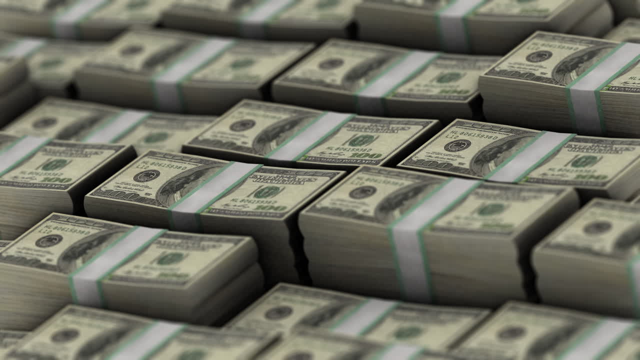 hay pilas de billetes de cien dólares.