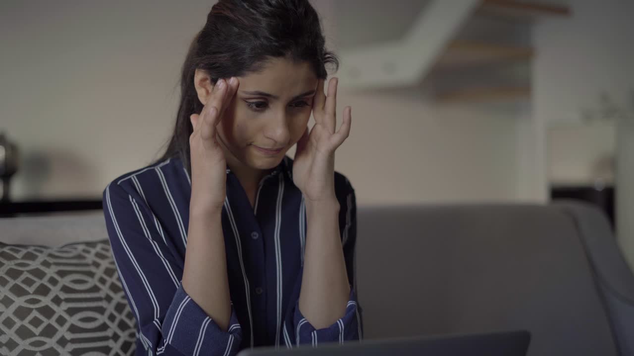 Ragazza latina triste che lavora troppo a lungo al laptop