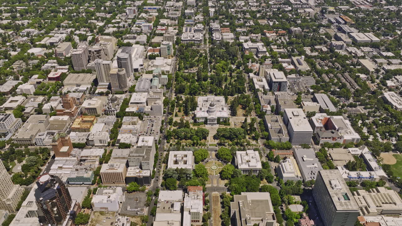 ciudad de sacramento, california, vista aérea v11 cinematográfica, vista de pájaro, inclinación hacia arriba para capturar el paisaje de la ciudad con el emblemático edificio del capitolio estatal y el paisaje urbano del centro, filmado con el cine mavic 3, junio de 2022