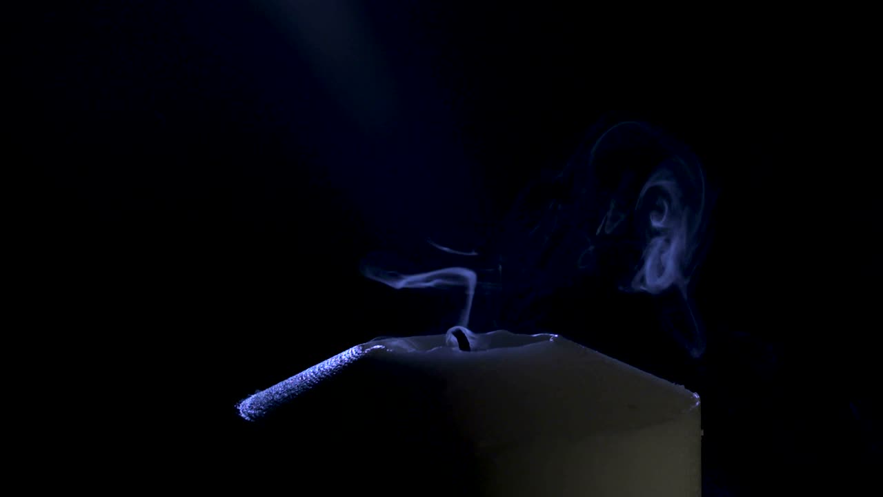 어두운 배경에  불의 느린 동작 매크로 영상