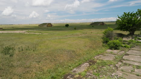 base aérea militar soviética de shiraki abandonada en campos de hierba de georgia