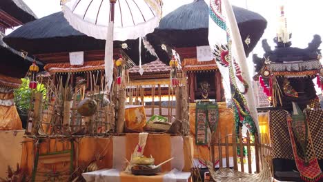 estableciendo una toma de ofrendas balinesas fuera del templo hindú de odalan bali