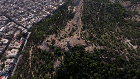 Toma-Aérea-En-Círculos-Altos-Sobre-El-Monumento-A-Filopappos-En-Atenas