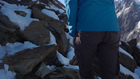 valmalenco, italia - un hombre subiendo el sendero cubierto de nieve - cámara lenta