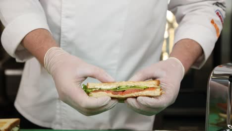el chef está preparando un sándwich de salmón.