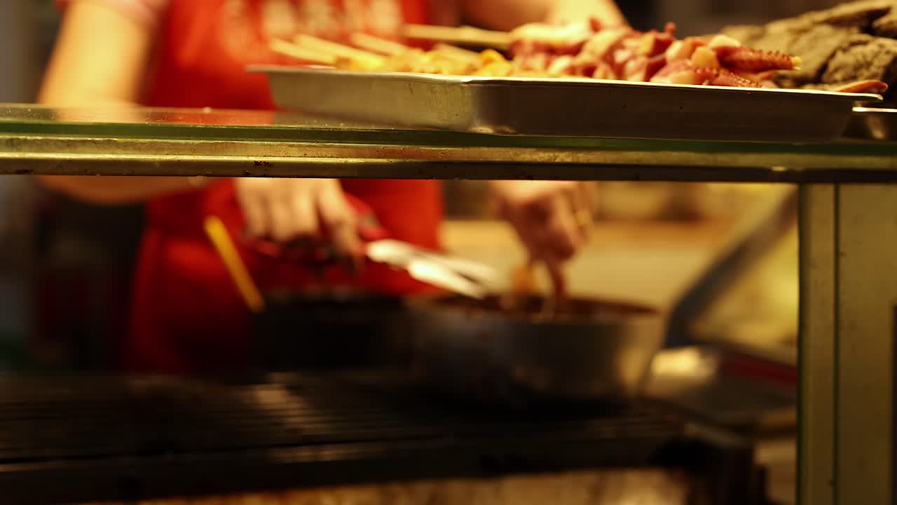 길거리 음식 상점 에서 고기 를 요리 하는 판매자