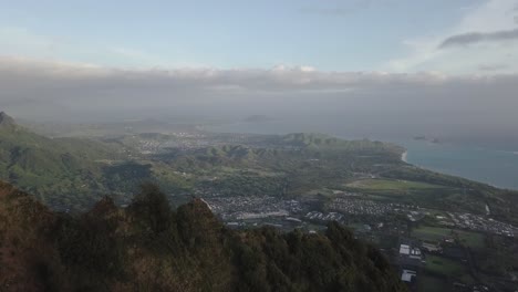 Empuje-Aéreo-Sobre-Las-Cimas-De-Las-Montañas-En-El-Lado-Este-De-Hawaii-Kai-Honolulu-En-La-Luz-De-La-Mañana-Que-Revela-La-Ciudad-Debajo