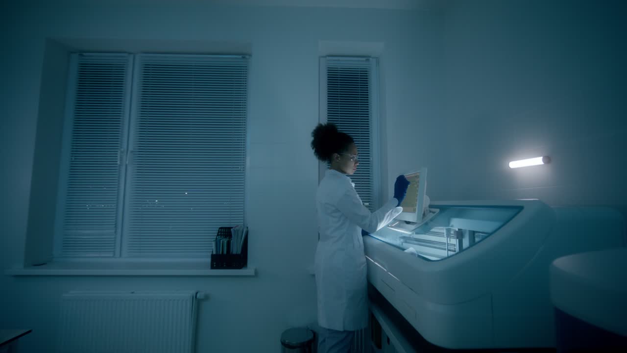 científico trabajando en un laboratorio por la noche