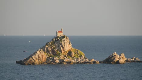 sveta nedelja es una isla con una iglesia en el mar adriático cerca de petrovac, montenegro, toma estática