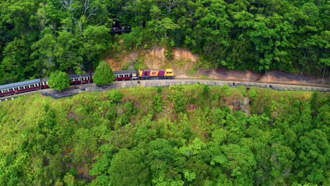 Vista-Aérea-Del-Ferrocarril-De-Kuranda-En-Australia---Toma-De-Drones