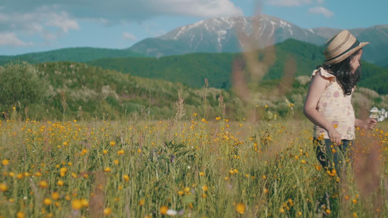 собирая дикие цветы, маленькая девочка.