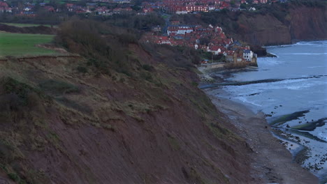 Erstellen-Einer-Luftaufnahme-Von-Sedimentklippen-Und-Der-Robin-Hood&#39;s-Bay-Im-Vereinigten-Königreich