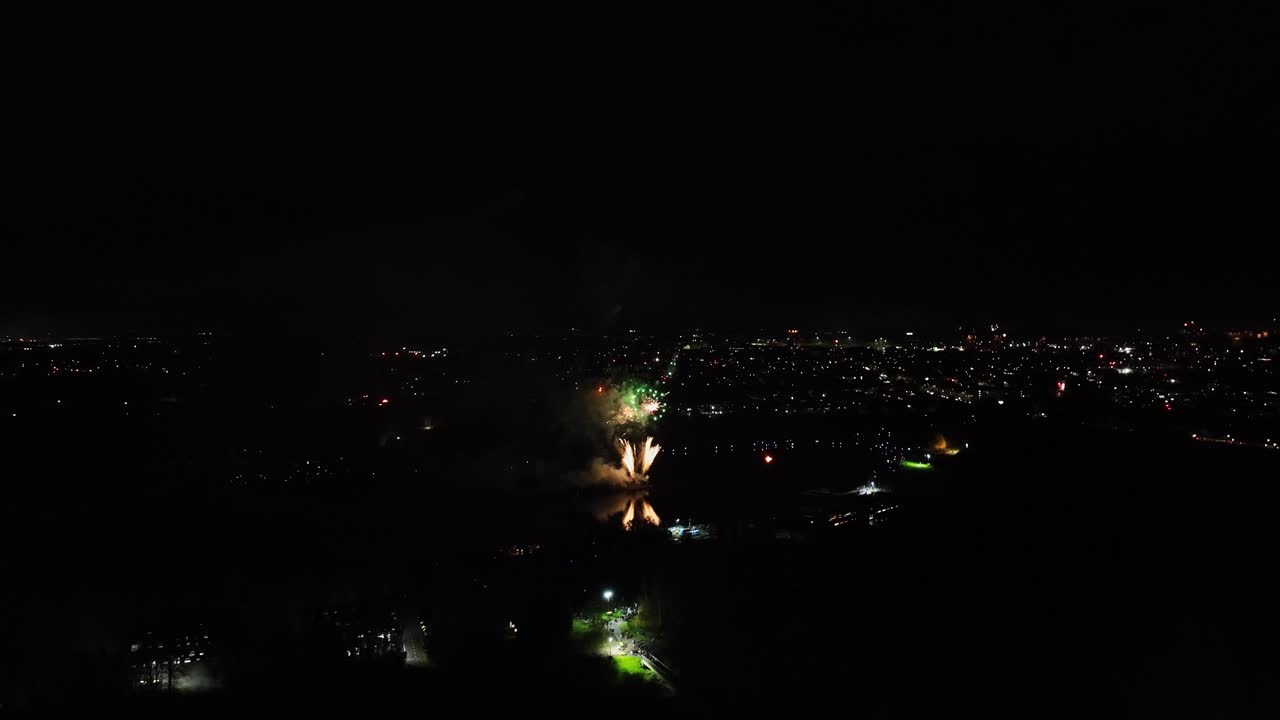 소형 불꽃놀이가 가이 포크스 밤에 터지는 공중 촬영