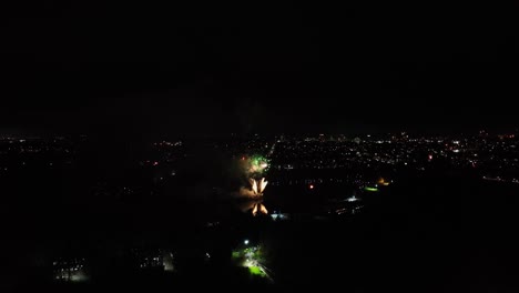 Toma-Aérea-De-Pequeños-Fuegos-Artificiales-Lanzados-En-La-Noche-De-Guy-Fawkes.