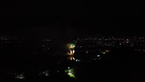 disparo aéreo de pequeños fuegos artificiales siendo detonados en la noche de guy fawkes