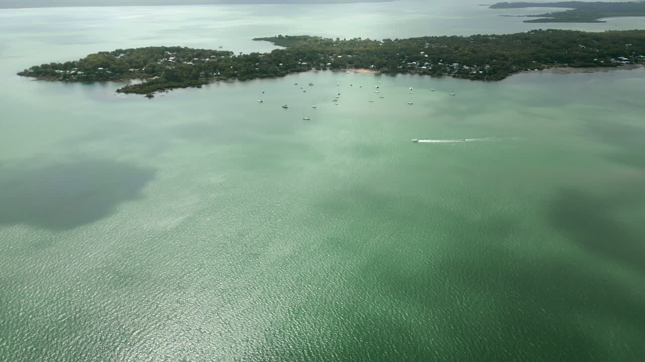 Đám mây trôi trên đầu phía bắc Đảo Macleay, Brisbane, Úc, quay bằng máy bay không người lái, góc cao, theo dõi ở độ phân giải 4K 60FPS