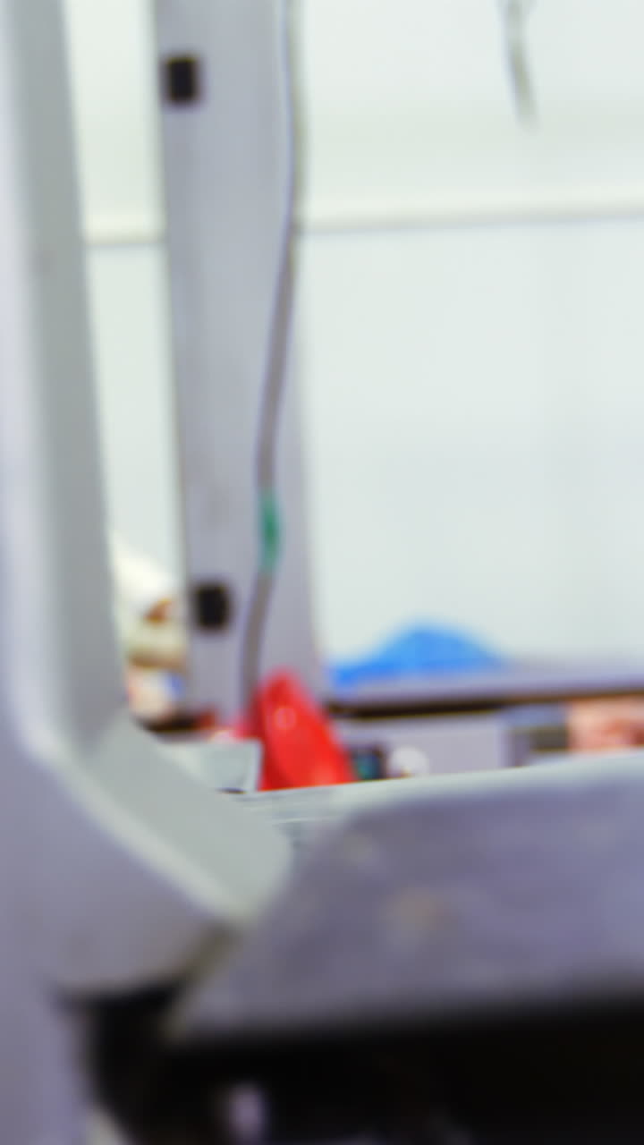 sección media de los carniceros colocando carne roja picada en la mesa de trabajo