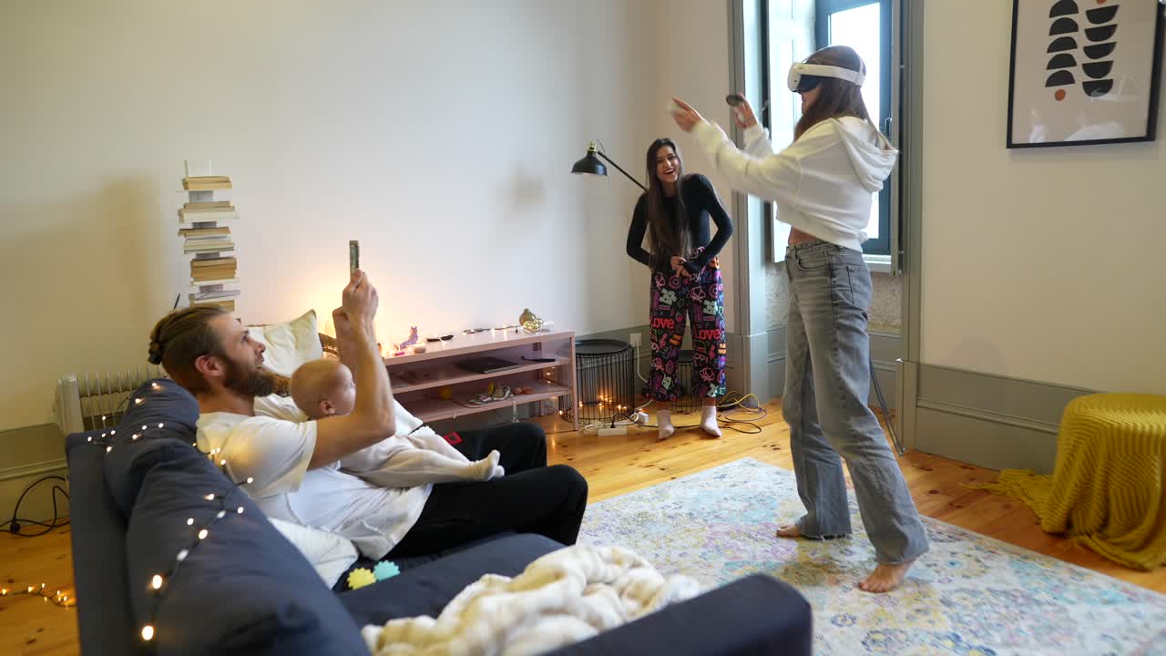 семья наслаждается сеансом виртуальных игр дома