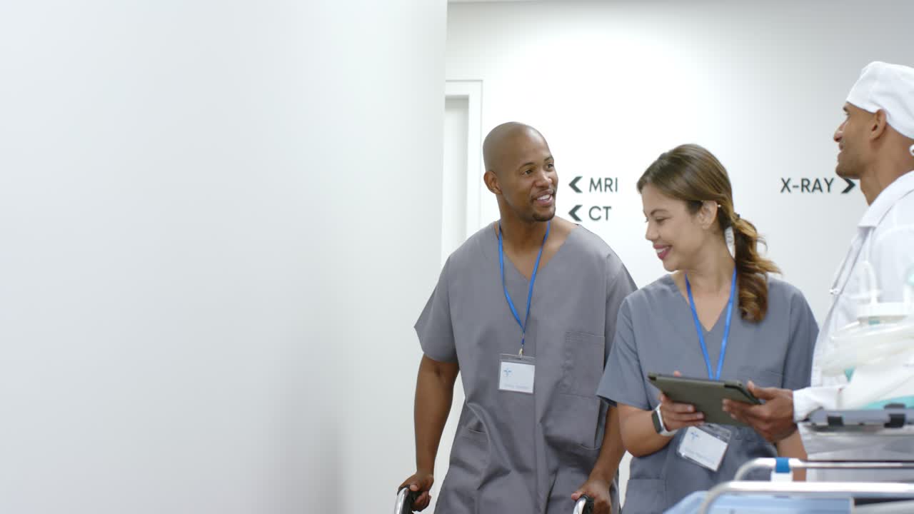 Afroamerikanske klinikere peger på en tablet og gennemgår en scanning nær MRI CT-røntgen, mens de går