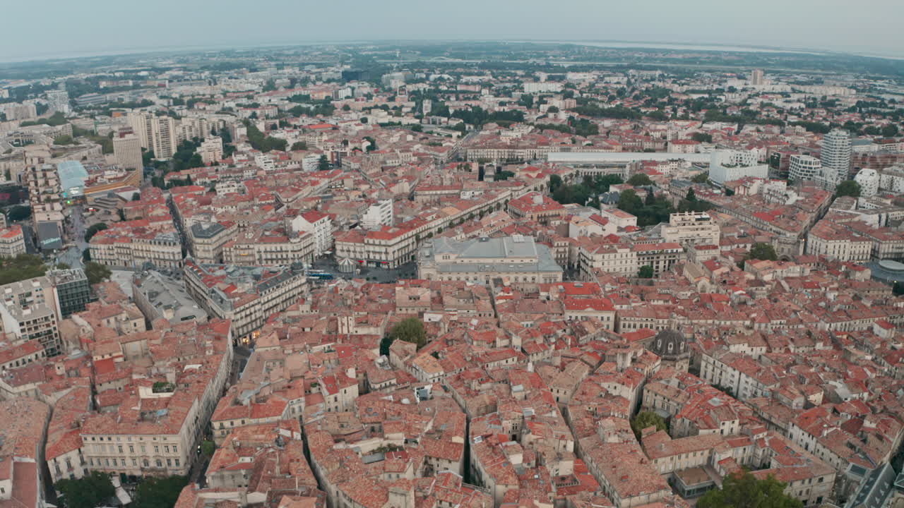 Toma de dron con avance dolly sobre el centro de la ciudad de Montpellier, Francia.