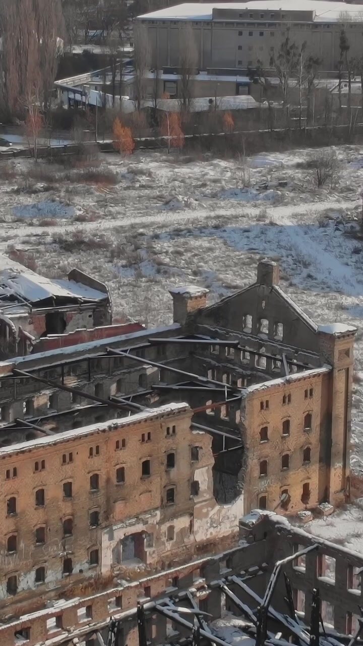Ruínas de edifícios antigos em Gdansk, Polônia, durante o inverno.