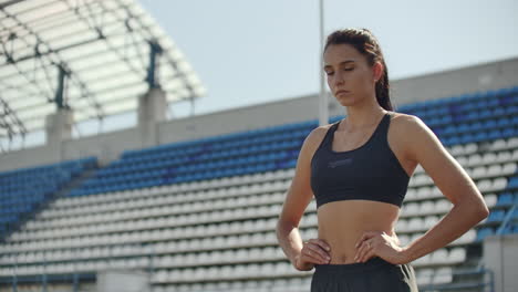 Ein-Zeitrafferporträt-Einer-Schönen-Frau,-Die-Auf-Der-Tribüne-Des-Stadions-Läuft,-Mit-Konzentrierter,-Tiefer-Atmung-Und-Der-Motivation-Und-Dem-Bewusstsein-Für-Das-Rennen.-Lassen-Sie-Unnötige-Emotionen-Hinter-Sich-Und-Stimmen-Sie-Sich-Auf-Den-Sieg-Ein,-Während-Sie-Sich-Auf-Das-Rennen-Vorbereiten