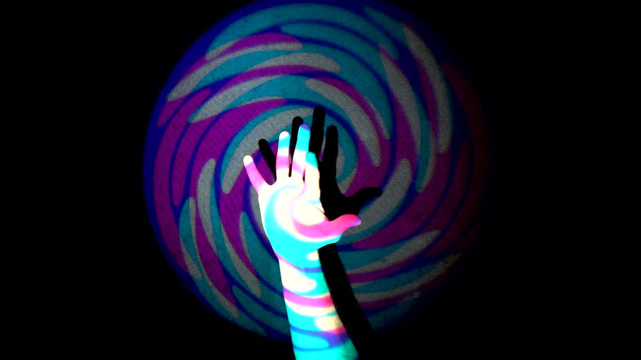 la mano humana en el fondo de un colorido túnel de vuelo a través del bucle