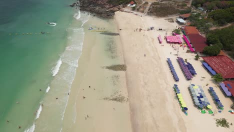 La-Gente-Disfruta-Del-Agua-Tibia-Y-Clara-De-La-Playa-De-Samae,-Koh-Lorn,-Tailandia