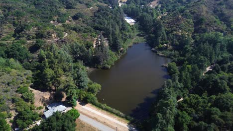 Franklin-Canyon-Park,-Los-Angeles,-aerial-drone