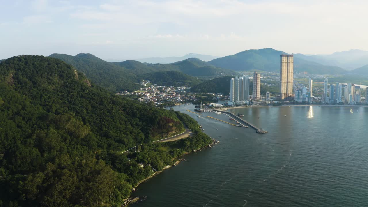 vista de drone acercándose al balneario camboriu, santa catarina, brasil al atardecer