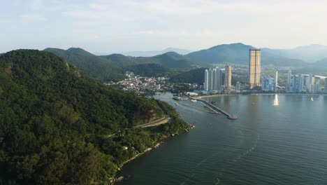 Vista-De-Drones-Acercándose-A-Balneario-Camboriu,-Santa-Catarina,-Brasil-Al-Atardecer